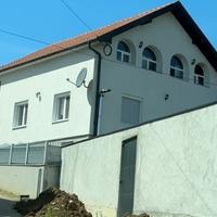 Video / Pogledajte zidine oko kuće Dalile Dragojević, učesnice rijalitija, u rodnom Šepku