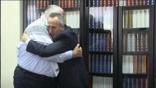 Ambasador Palestine došao kod ratnog zločinca Šešelja: Lider radikala odmah ogrnuo palestinski šal
