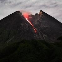 Vulkan Merapi izbacuje lavu, eruptirali i drugi vulkani