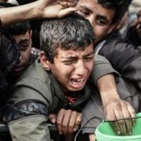 Dok Palestinci ponovno stradaju u redovima za hranu: Sve više djece u Gazi na rubu smrti
