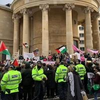Demonstranti se okupili ispred sjedišta BBC-ja zbog izvještavanja o Gazi: "Ne možete se sakriti, optužujemo vas za genocid"