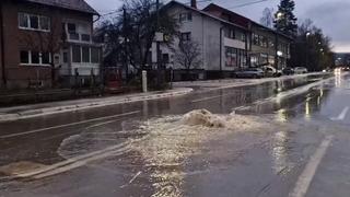 Nevrijeme prouzrokovalo probleme i u Bugojnu: Voda poplavila dio magistralnog puta