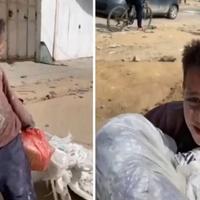 Srceparajuće scene iz Gaze: Dječak vuče vreću brašna koju je dobio od humanitarnih organizacija
