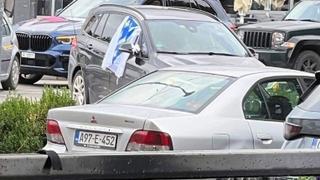 Prijedorska policija kaznila muškarca, jer je na automobilu istakao zastavu Armije BiH s ljiljanima