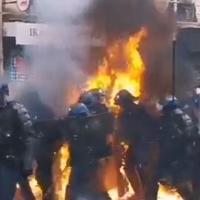 Poznato u kakvom je stanju policajac kojeg su demonstranti pogodili Molotovljevim koktelom
