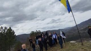 Na Dan nezavisnosti zastava BiH se zavihorila i sa brda Vratar iznad Žepe
