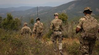 Britanski vojnici u sastavu KFOR-a patroliraju duž granične linije Kosova