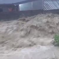 Građani Čelića zabrinuti jer kiša i dalje pada: Zastrašujući snimak Čelićke rijeke