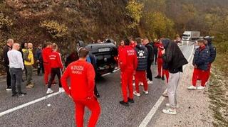 Fudbaleri Zvijezde iz Gradačca oduševili reakcijom: Pritekli u pomoć ženi u prevrnutom autu