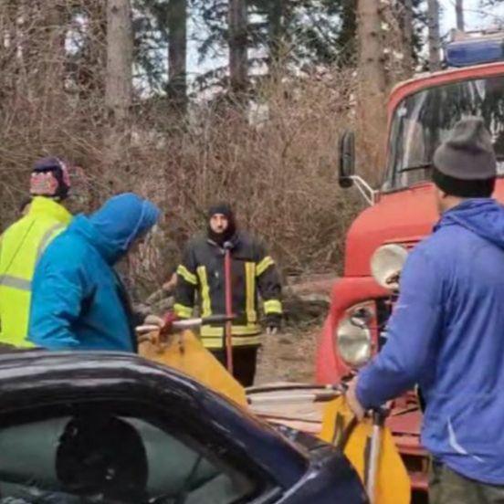 Video / Mještani Vlasenice pomažu vatrogascima u gašenju požara: Olujni vjetar srušio dalekovod 