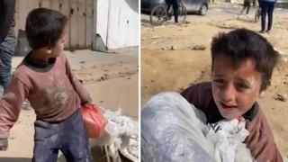 Srceparajuće scene iz Gaze: Dječak vuče vreću brašna koju je dobio od humanitarnih organizacija
