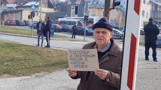 Video / Penzioner iz Sarajeva Fais Nokić došao ispred Suda, ali ne zbog Dodika, nego da pošalje poruku za penzije!