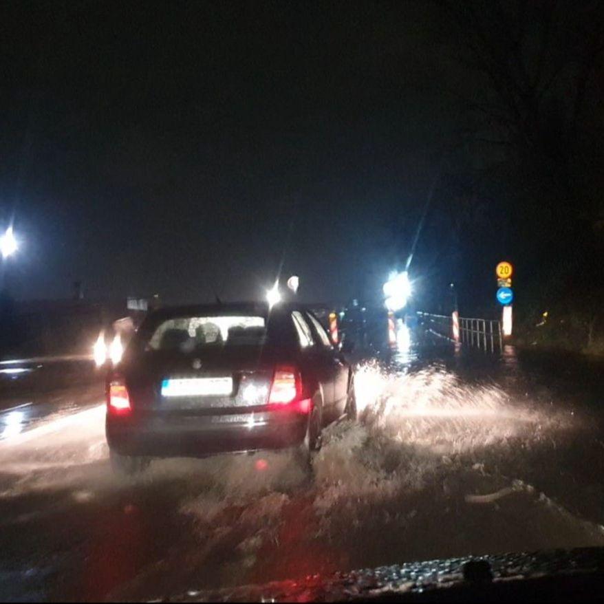 Video / Haos u Boljakovom Potoku: Stvorilo se jezero na cesti, automobili jedva prolaze