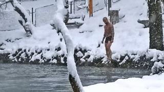 Nesvakidašnje: Muškarac se okupao na Vrelu Bosne
