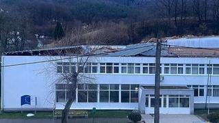 Jaki udari vjetra: Srednjoškolski centar u Ključu ostao bez krova