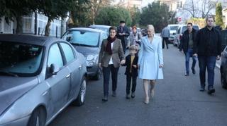 Ana Brnabić u pratnji partnerice i sina došla na biračko mjesto u Beogradu 