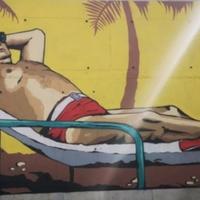 Naslikan mural Tita kako se sunča pod palmama u kupaćim gaćama