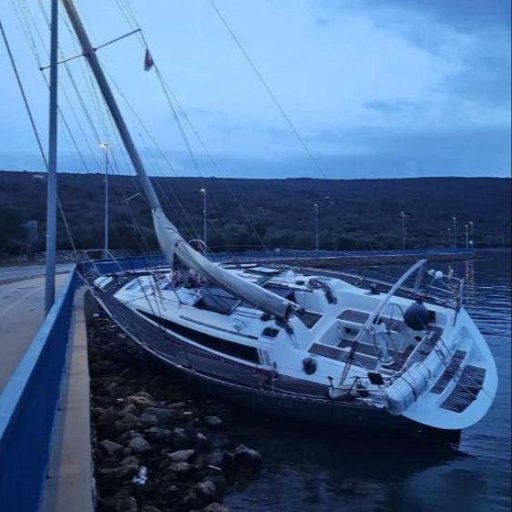 Olujno jugo izbacilo jedrilicu na obalu na Krku