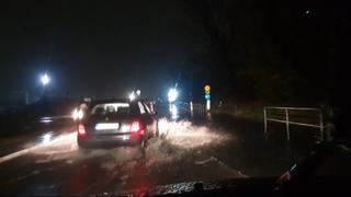 Video / Haos u Boljakovom Potoku: Stvorilo se jezero na cesti, automobili jedva prolaze