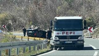 Nesreća na putu Trebinje-Bileća, automobil završio na krovu