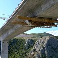 Fotografije iz zraka napuknuća mosta u Počitelju: Radnici popravljaju šta se popraviti može!
