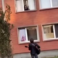 Romantika ispred studentskog doma: Djevojci pod prozorom otpjevao Čolićev hit