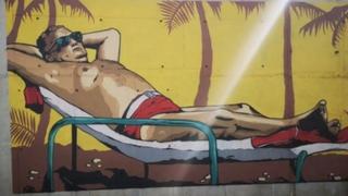 Naslikan mural Tita kako se sunča pod palmama u kupaćim gaćama