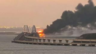 Napad dronom na Krimu izazvao evakuaciju i kratkotrajno zatvaranje mosta
