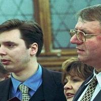 Vučić izjavio da tokom opsade Sarajeva nije nosio pušku već kišobran, oglasio se i Šešelj