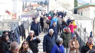 Velike gužve u Starom gradu u Mostaru: Brojni turisti načičkani na UNESCO-ovom spomeniku