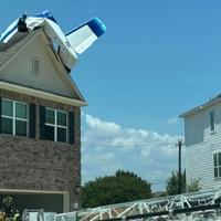 Srušio se avion na krov kuće u Teksasu