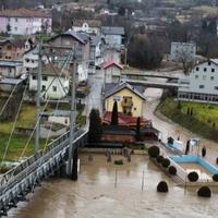 Raste vodostaj Drine: U Ustikolini poplavljen dio restorana