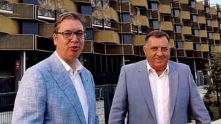 Vučić i Dodik posjetili stadion u Leskovcu: Slobodno nas zezajte što smo slučajno obukli sakoe istih boja