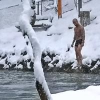 Nesvakidašnje: Muškarac se okupao na Vrelu Bosne