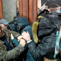 Opozicija optužila Vučića da je poslao huligane na proteste: "Pokazao je svoje nasilničko lice"