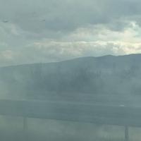 Smanjena vidljivost na autoputu kod Sarajeva: Zapaljena trava, vozači oprez