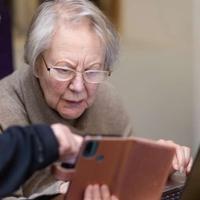 Počinje kampanja za bolje razumijevanje online medijskih sadržaja među starijim osobama
