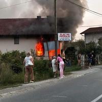 Veliki požar u Prnjavoru: Gorjela porodična kuća, grad je trenutno bez struje