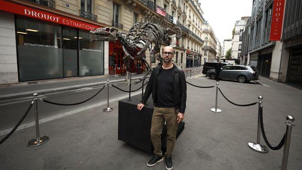 Kostur dinosaurusa izložen u Parizu - Avaz