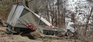 Jeziva nesreća: Kamion se survao niz padinu kod Olova
