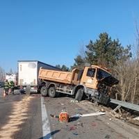 U teškoj saobraćajnoj nesreći kod Trnave poginuo vozač kamiona iz BiH