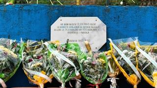 Masakr se desio 1993.: Stotinu cvjetova za ubijene i ranjene na srebreničkom školskom igralištu