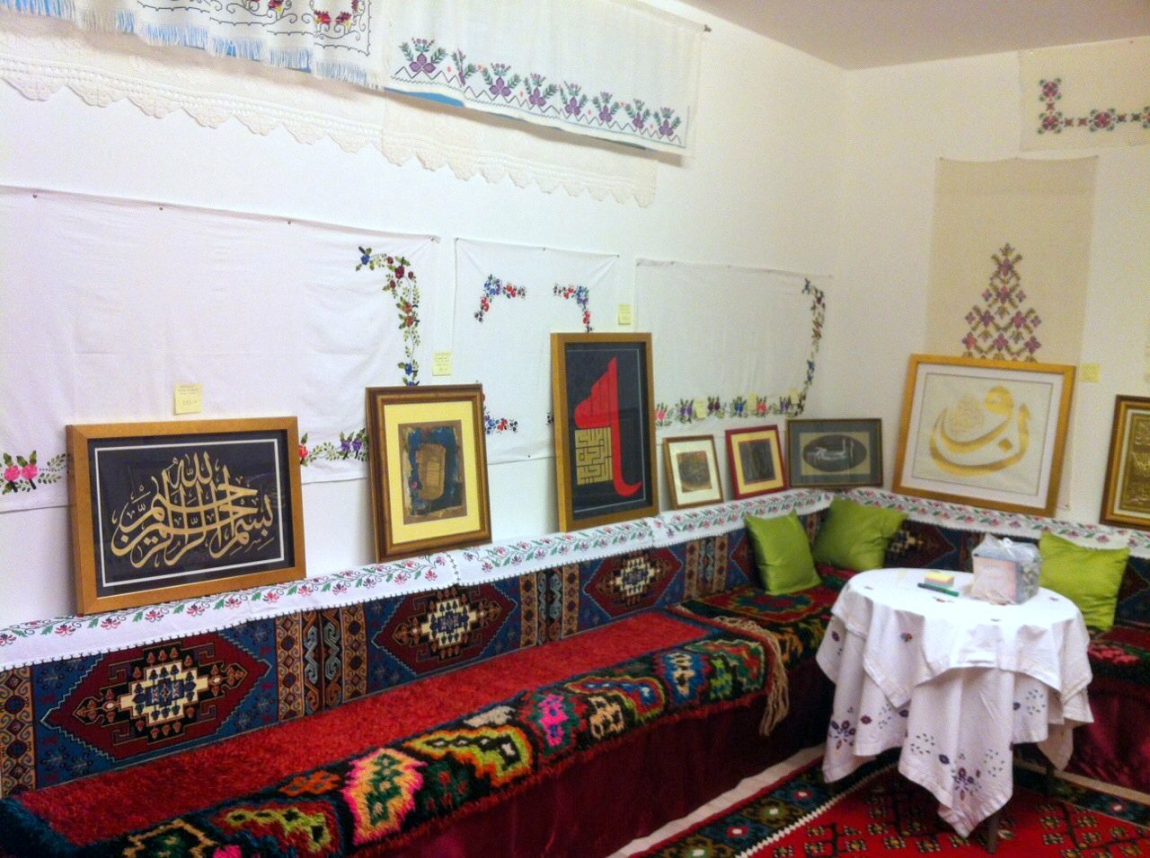 radovi-izlozeni-u-bosanskoj-sobi-privukli-ljubitelje-islamske-kaligrafije-1