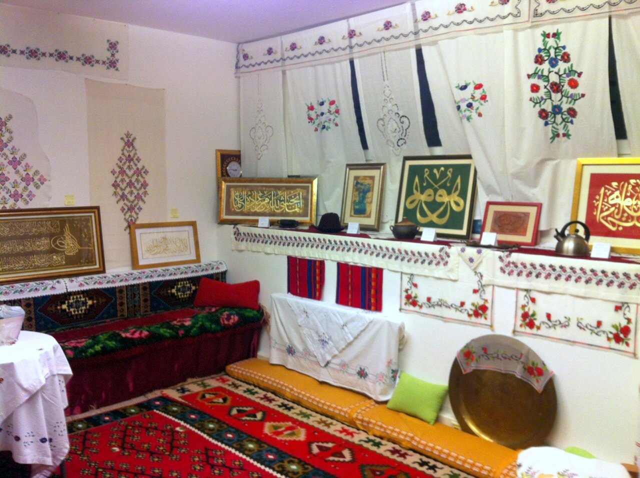 radovi-izlozeni-u-bosanskoj-sobi-privukli-ljubitelje-islamske-kaligrafije-2