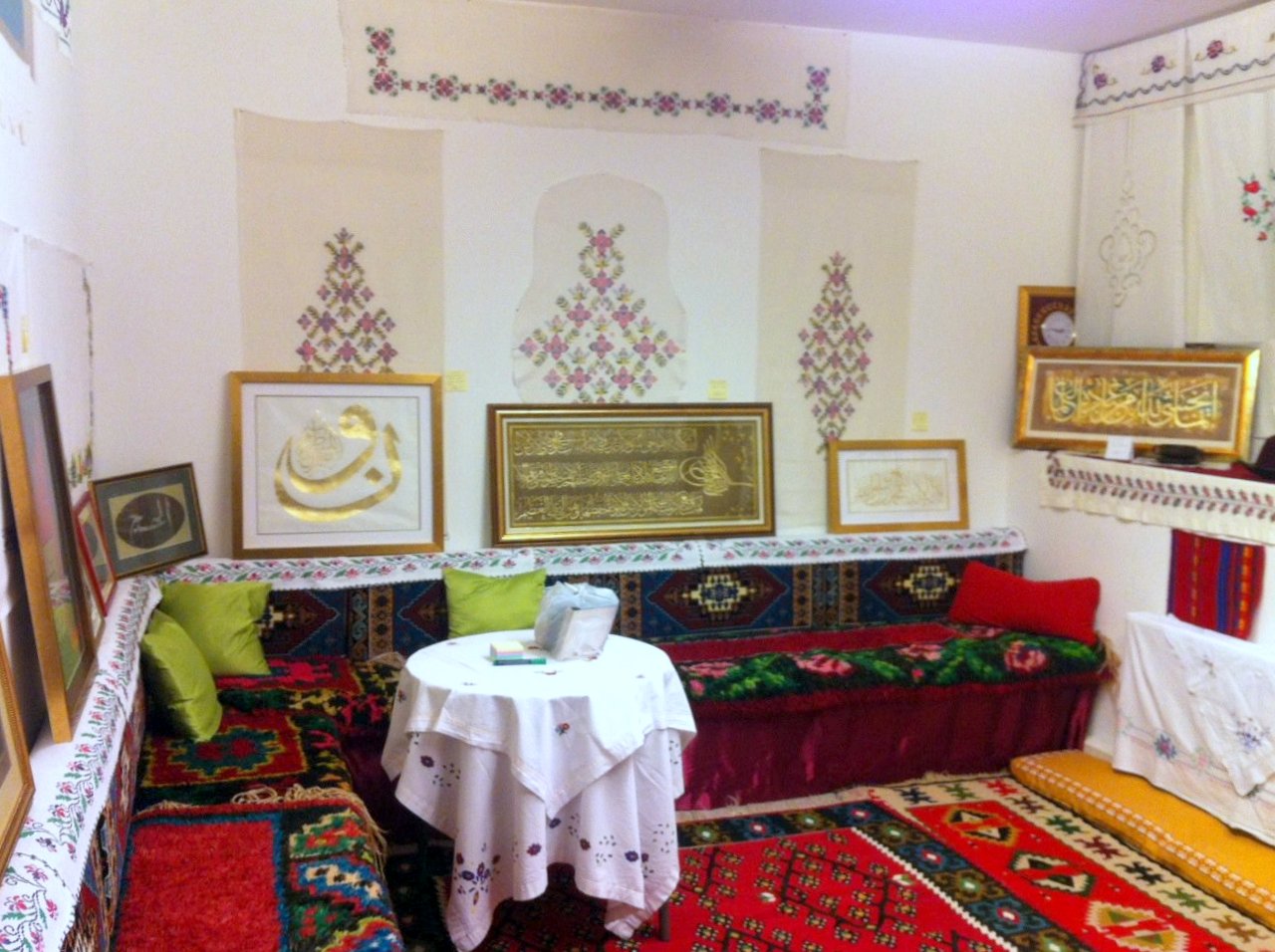 radovi-izlozeni-u-bosanskoj-sobi-privukli-ljubitelje-islamske-kaligrafije-3