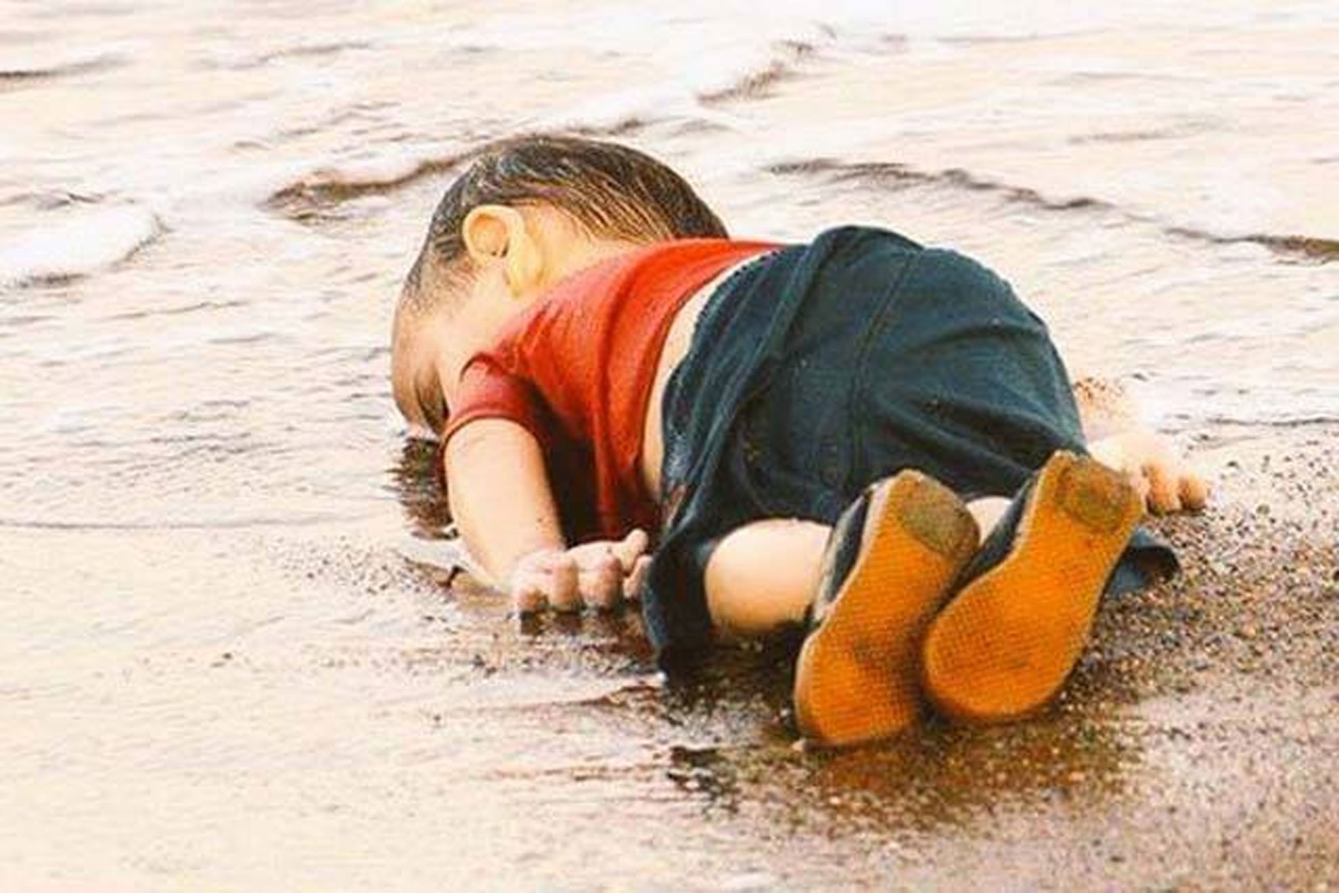 tijela-sirijskih-djecaka-vracena-u-kobani-radi-ukopa-3-1441362476