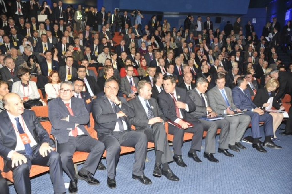 Foto: B. Nizić (Delegacije na konferenciji u Domu kulture Srebrenica)