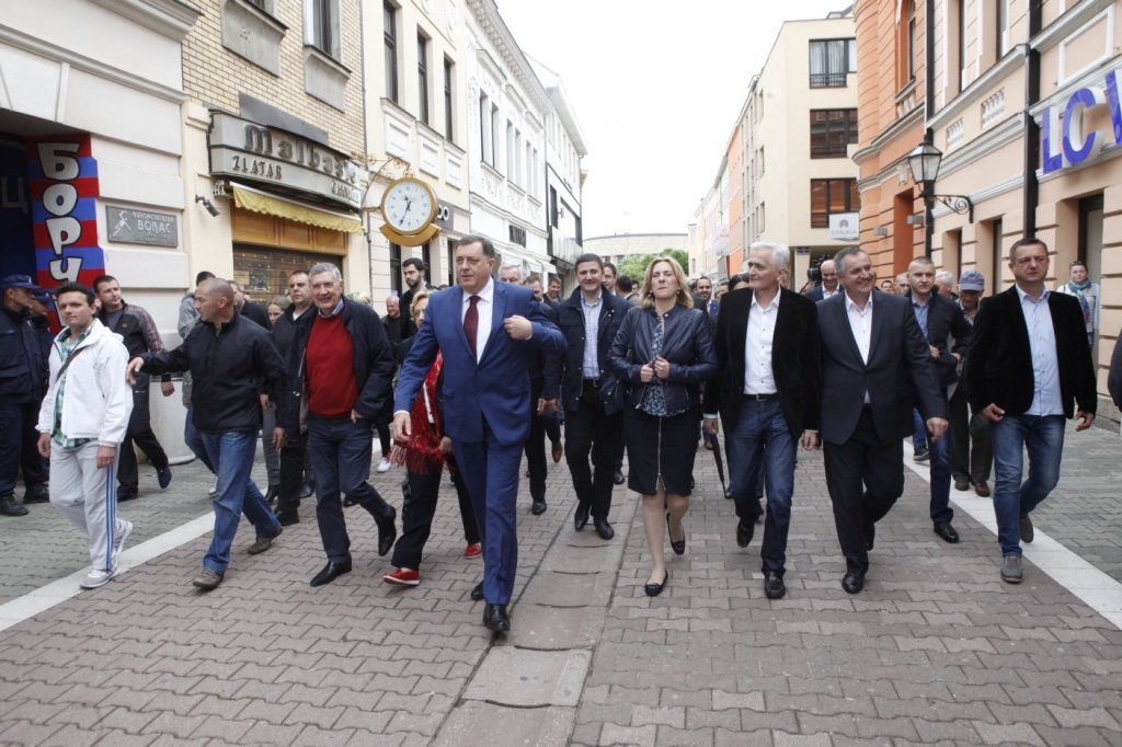 Dodik se prošetao u društvu visokih zvaničnika SNSD-a (Foto: S. Saletović)