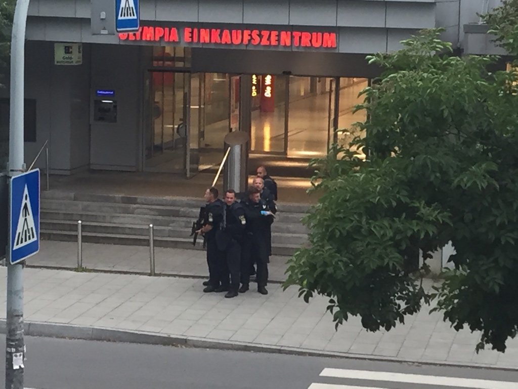 policija-ispred-trgovackog-centra