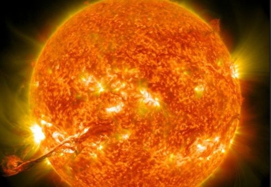 Poslije džinovske rupe, naučnici otkrili novi fenomen na Suncu: Dešava se upravo sada 